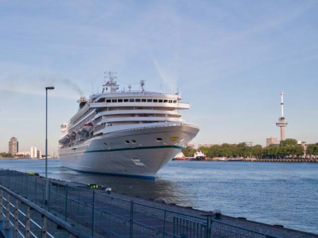 Cruiseschip ms Artania van Phoenix Reisen aan de Cruise Terminal Rotterdam